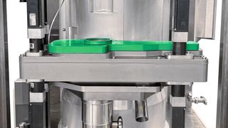 Mit der neuen, automatisch verstellbaren Pulverzuführung und APD-Software können Pharmahersteller die idealen Prozessparameter für jedes Produkt bestimmen. (Bild: Syntegon)