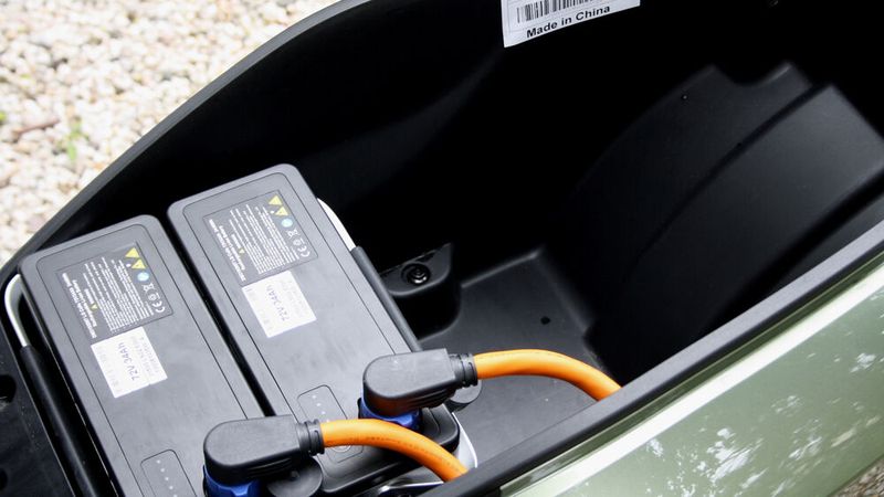 Die beiden Akkus sind parallel verdrahtet. Trotz der beiden großen Batterien passt sogar ein Integralhelm ins Staufach. (Bild: sp-x/Mario Hommen)