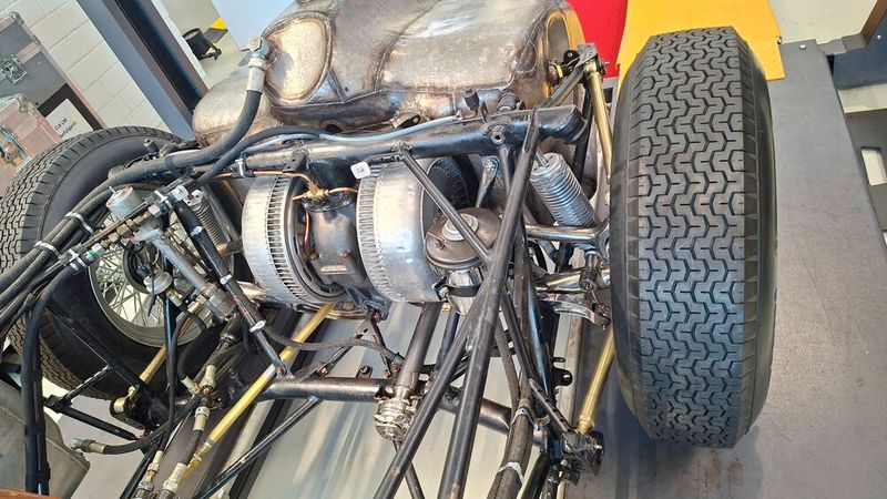 Technische Raffinessen wohin das Auge reicht. So besitzt der Wagen unter anderem einen Transaxle-Antrieb (Getriebe mit Achsantrieb verblockt an der Hinterachse), innenliegende Bremstrommeln, eine Drehstabfederung in Längsanordnung und vieles mehr. (Bild: Dominsky – VCG)