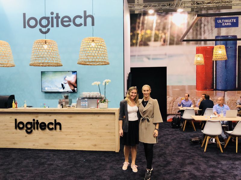 (l.) Katharina Linsenmeyer und Kathrin Noe, Logitech, haben immer den besten Beat am Stand. (Bild: IT-BUSINESS)
