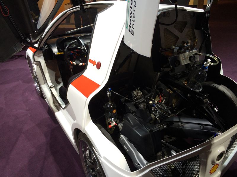 Hier steckt ein Yamaha-Motor drin, der für 100 Kilometer gerade einmal 1 Liter bleifrei tanken muss.  (Ulrike Ostler)