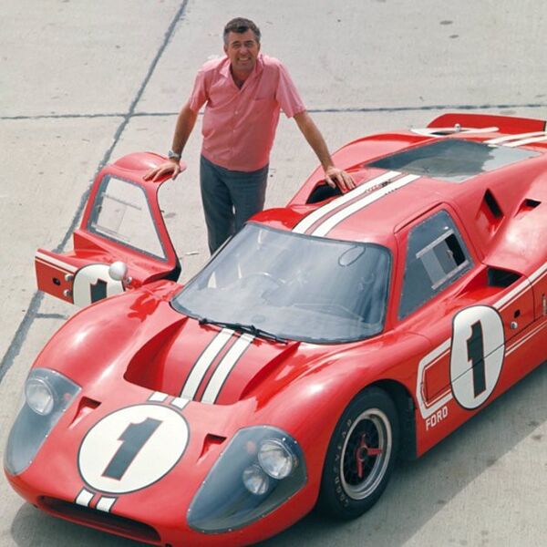 Carroll Shelby 1967 mit dem Gewinner des 24-Stunden-Rennens von Le Mans, einem Ford Mark IV. (Ford Motor Company)