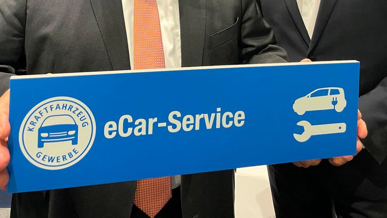 Werkstätten, die dieses Schild tragen, sind fit für die Elektromobilität.