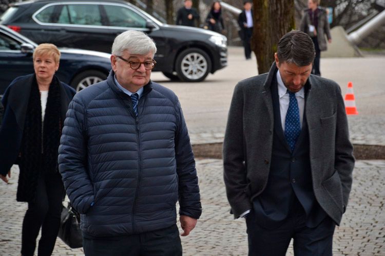 Ex-Außenminister Joschka Fischer kam mit einem BMW i3 vorgefahren. (Foto: Michel)