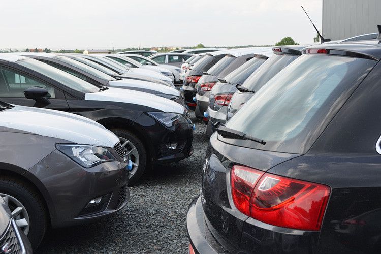 Der Bayram-Hof ist voller Neuwagen, allerdings nicht wegen mangelnder Auftragseingänge: Die Autos sind bereit zur Übergabe. (Foto: Grimm)