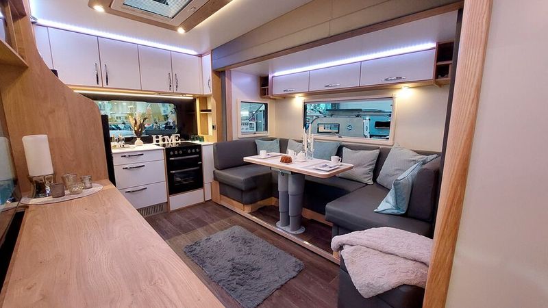 Der Innenraum der Wohnwagen wirkt deutlich moderner als früher. (Bild: Mauritz – »kfz-betrieb«)