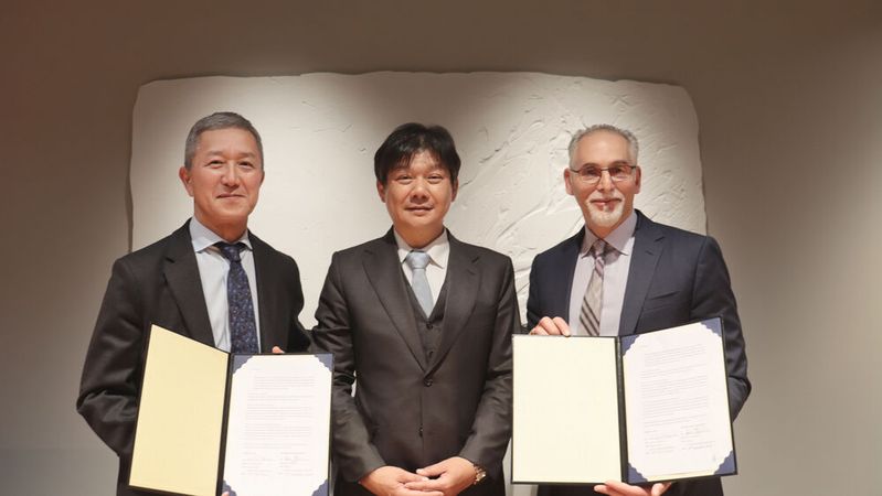 Von links nach rechts: Sumihiro Takashima (Geschäftsführer, Director of Marketing Headquarters bei ROHM), Dr. Kazuhide Ino (Vorstandsmitglied, geschäftsführender Geschäftsführer, verantwortlich für das Power Devices Business bei ROHM), Steve Ghanayem (Präsident, US Operations, Leiter des globalen Vertriebs bei Tata Electronics)(Bild:  Tata Electronics)