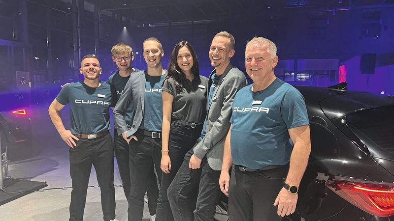 Bei der Party mit am Start waren natürlich die Mitarbeiter. (Bild: Motor Nützel)