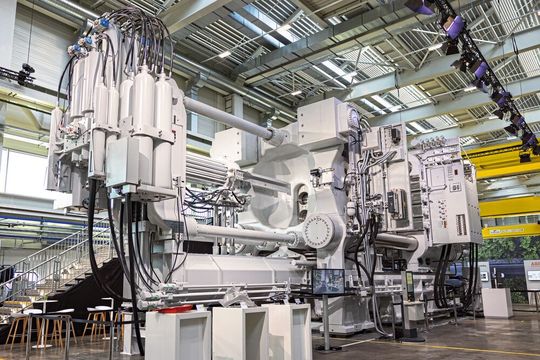 Die Carat 840 hat eine Höhe von 7,6 Metern und eine Grundfläche von rund 160 Quadratmetern. Sie kann innerhalb von Millisekunden über 200 Kilogramm flüssiges Aluminium in die Form giessen. Auf der Megacasting-Lösung mit Schliesskräften von bis zu 92 000 kN werden typischerweise grosse Karosserieteile produziert. Die Carat 840 hat eine Höhe von 7,6 Metern und eine Grundfläche von rund 160 Quadratmetern. Sie kann innerhalb von Millisekunden über 200 Kilogramm flüssiges Aluminium in die Form giessen. Auf der Megacasting-Lösung mit Schliesskräften von bis zu 92 000 kN werden typischerweise grosse Karosserieteile produziert.