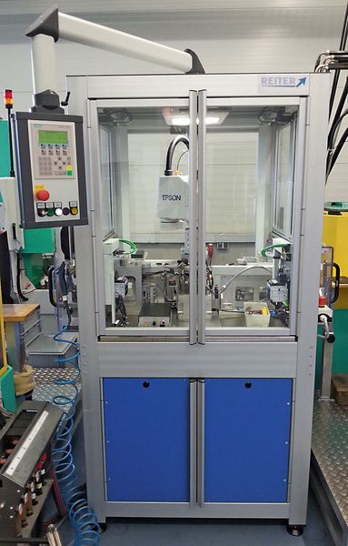 Reiter entwickelte mit einem Spezialisten für Produktionsanlagen ein besonderes Robotersystem, das die Kontaktstifte trotz ihrer geringen Dimensionen erfassen und präzise einsetzen kann.    (Geiger)
