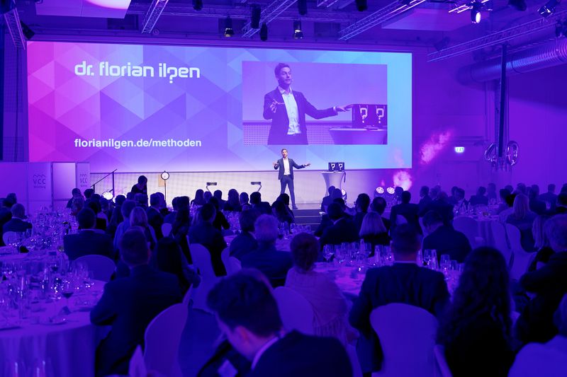 Impressionen von der LABORPRAXIS Meilenstein Gala und der Feier zum 40-jährigen Jubiläum am 30. November 2017 in Würzburg. Der Mentalist Dr. Florian Ilgen las die Gedanken der Gäste. (Bild: Andreas Burkhardt/LABORPRAXIS)