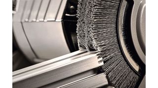 Kantenverrunden eines Aluminiumprofils mit einer technischen Bürste von Kullen-Koti: Die Eintauchtiefe in das Werkstück muss exakt definiert sein und die abrasiven Filamente müssen sich elastisch an die Kanten und Konturen anlegen können. (Bild: Kullen-Koti)