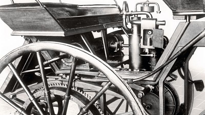 Auch in ihre Motorkutsche bauten die beiden Ingenieure 1886 ihre Standuhr ein – das zugleich erste vierrädrige Automobil der Welt.  (Bild: Mercedes-Benz)
