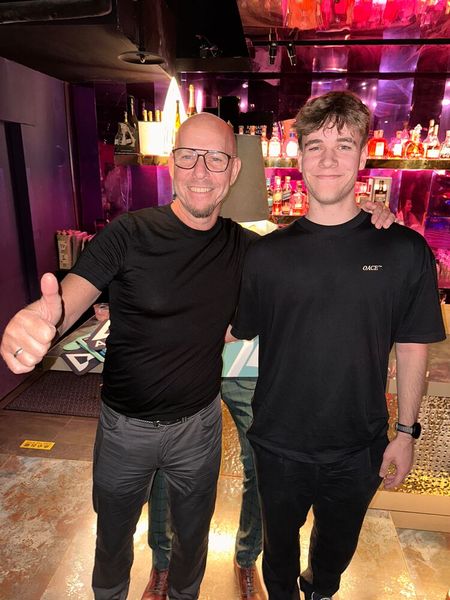 Christian und Philipp Pirch (CyberPower) freuen sich, alte Bekannte wieder zu treffen. (Bild: Vogel IT-Medien)