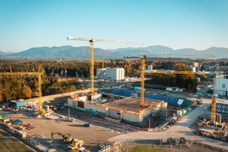 Luftaufnahme der Baustelle für eines der modernsten Produktionszentren Europas: Roche in Penzberg legt den Grundstein für eines der modernsten Produktionszentren für qualitativ hochwertige diagnostische Einsatzstoffe. (Bild: Roche)