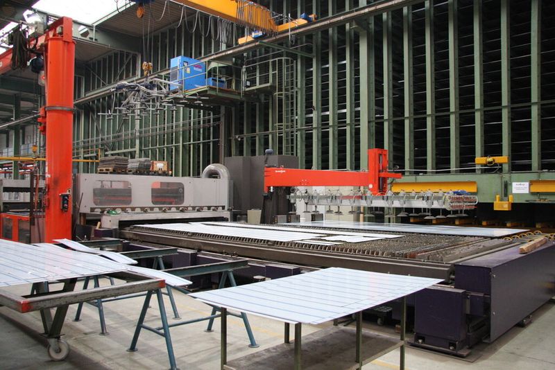 Das Blechbearbeitungs-Center der Senn AG: Die ganze Halle wird mit der Abwärme der vier Laseranlagen geheizt. (Bild: L.Meister)