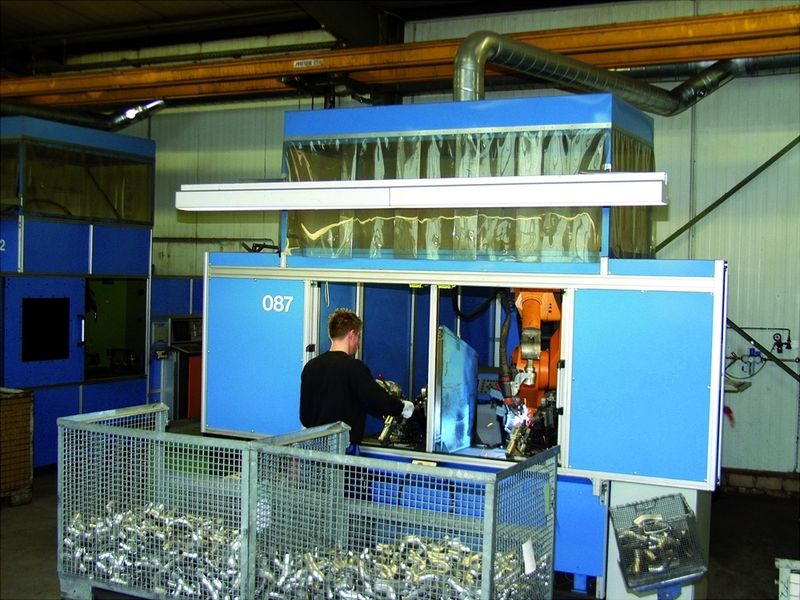Die beiden Arbeitstische der Cloos-Fertigungszelle werden abwechselnd bestückt. Gut 15 000 Abgaskrümmer im Monat kann PWS mit dem schnellen Cold Process schweißen. (Archiv: Vogel Business Media)