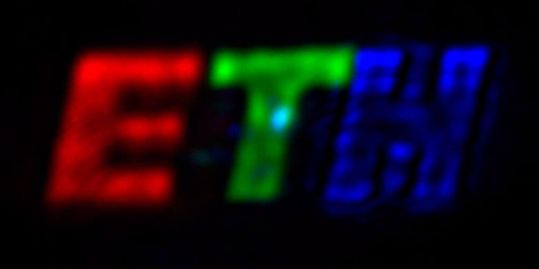 Das farbige Logo wurde mit dem neuen Fourier-Pixel der ETH-Forschenden erzeugt. Der Buchstabe «E» ist auf der Kamera etwa 1 Millimeter gross. (Bild:  Glauser YM, Vonk SJW, et al., Nature 2026)