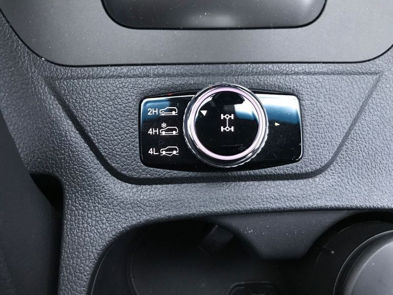 … einen zuschaltbaren Allradantrieb (4WD) mit Sperrdifferenzial.   (Michel / »kfz-betrieb«)