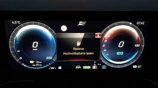 Wer mehr Strom verbraucht, muss die Batterie auch häufiger laden. Das senkt die Lebensdauer des Stromspeichers. (Bild: Rosenow – VCG)