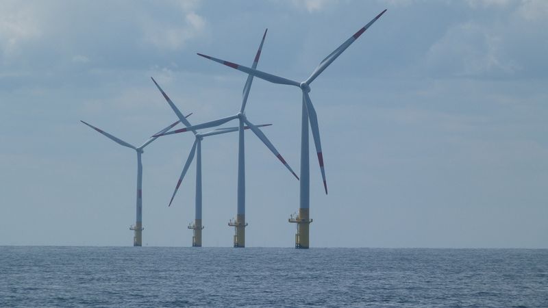 Ein größerer Abstand zwischen den Windrädern könnte die Gezeitenwakes deutlich reduzieren. Im Bild: ein Offshore-Windpark in der Nordsee.(Bild:  Hereon/Ina Frings)