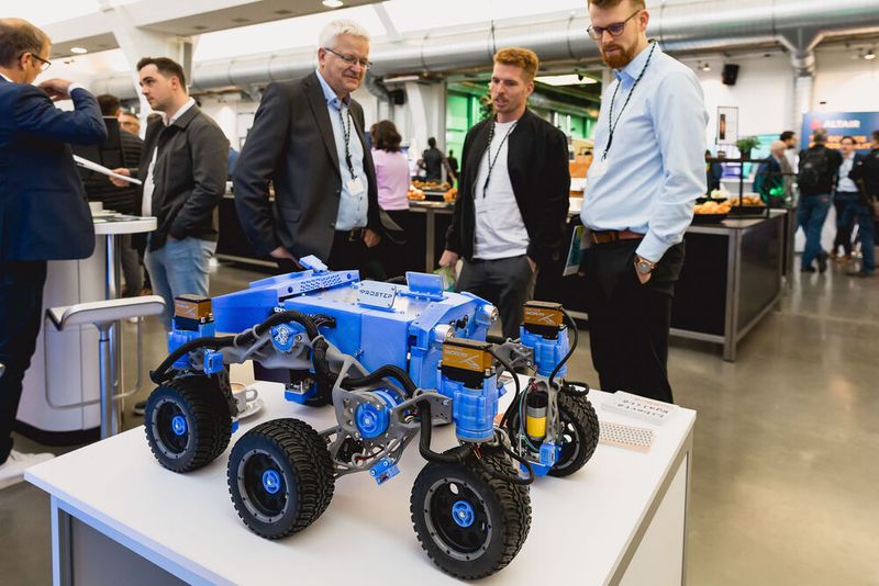 Die Partner und Sponsoren haben allesamt Lösungen parat, um die aktuellen Herausforderungen in der Produktentstehung effizient zu meistern. Unsere Partner in alphabetischer Reihenfolge: Altair, All for one, Bechtle PLM, CAIQ, Cenit, Comsol, Mdesign, Prostep, Simus Systems, Synera. Als Austeller durften wir in diesem Jahr zudem Evi:one, GPS Life, IAI, Isap, Linak, Net., Orcon und Wittenstein begrüßen. (Bild: Stefan Bausewein/VCG)