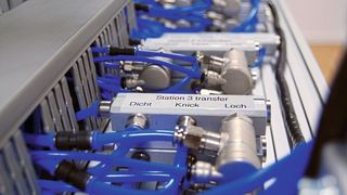 Für die vier Stationen im Druckluftdemonstrator können unterschiedliche Szenarien ausgewählt werden. (Mader)