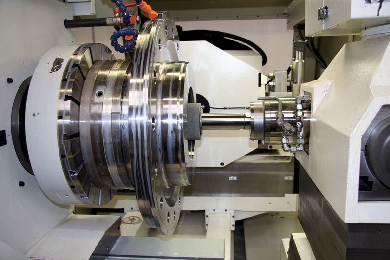 Werkstücke bis zu 800 mm Durchmesser und 1000 mm Länge können mit der VM 360 extrem präzise und wirtschaftlich in einer Aufspannung (hier magnetisch) innen- und aussengeschliffen werden.  (Bild: Böhm)