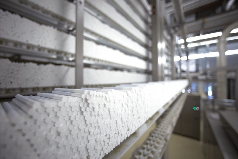 Zigaretten auf dem Weg zum Verpacken. (Bild: Phoenix Contact)