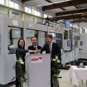 Im Bild vlnr.: Chen Chen (Director, AVIC International Development), Shen Lichuang (The Vice President, Xi'an Aero-Engine Corporation) und Starrag-Werksleiter Dr. Bernhard Bringmann.