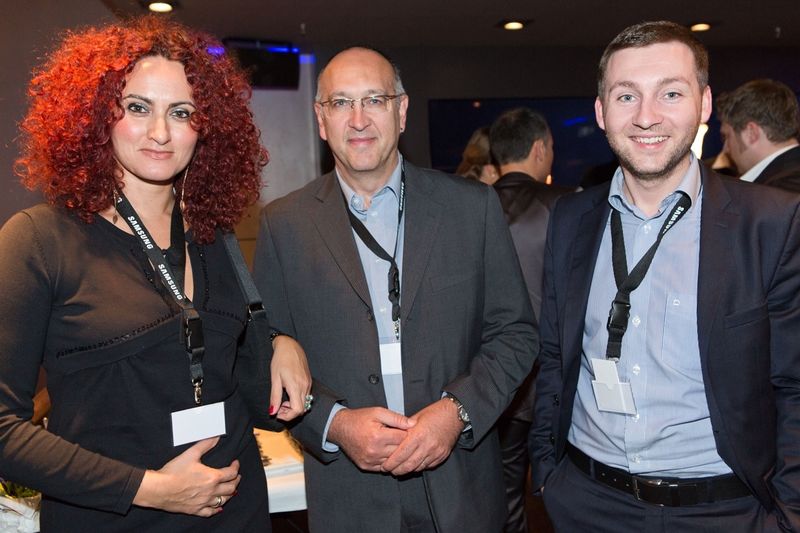 Besa Agaj und Erwin Goßner von IT-BUSINESS mit Sebastian Boms von der Agentur Fink & Fuchs (Bild: Samsung)