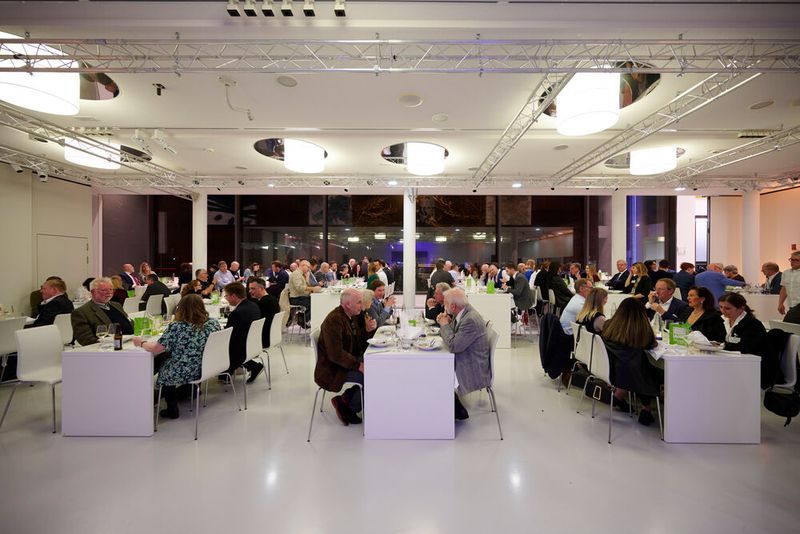 Impressionen vom ELEKTRONIKPRAXIS Frühlingsfest 2023 im Ketterer Kunst mit der Verabschiedung von Johann Wiesböck.  (Bild: © EYE AM CHRIS)