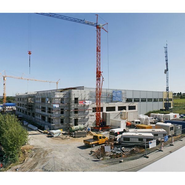 Das Ende 2008 fertiggestellte Logistikzentrum in der Konrad-Zuse-Straße 7 im Bau, Aufnahme September 2008. (Archiv: Vogel Business Media)