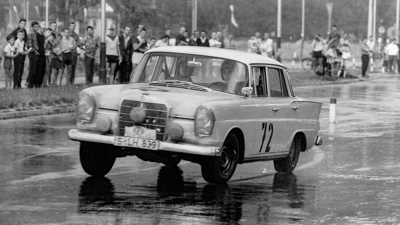 Bei der 23. Internationalen Polen-Rallye vom 31. Juli bis 4. August 1963 holten Dieter Glemser und Martin Braungart mit dem Mercedes-Benz 220 SE mit der Startnummer 72 den Gesamtsieg. (Bild: © Mercedes-Benz AG)