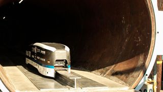 Der Hyperloop Pod der TU München in der Teströhre – vergangenen Sonntag absolvierten die Münchner Studenten in Los Angeles die schnellste Testfahrt. (WARR Hyperloop)