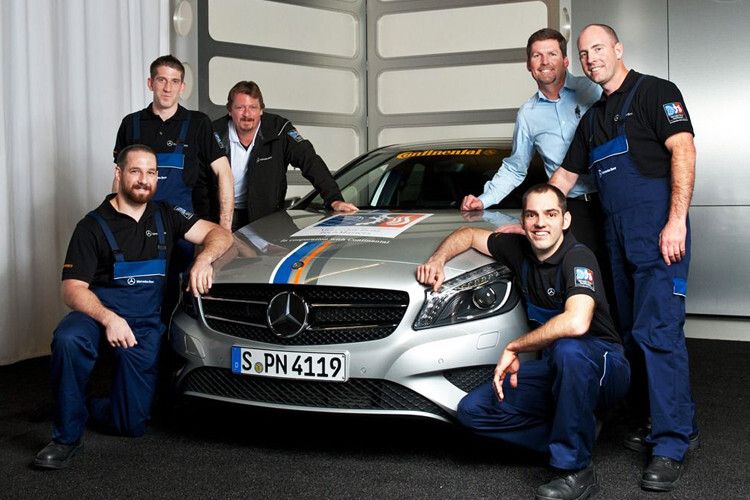 Das Team USA (Foto) ging beim Finale in Stuttgart als weltbeste Werkstatt-Crew des Jahres 2012 durchs Ziel. Team Deutschland siegte in den Einzelkategorien „Zertifizierter Diagnosetechniker“ und „Systemtechniker Fahrwerk“. (Foto: Mercedes-Benz)