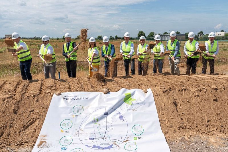 Ein Energie- und Wasserstoffpark in Mitteldeutschland? Die Ministerpräsidenten Dr. Reiner Haseloff (Sachsen-Anhalt) und Michael Kretschmer (Sachsen) sowie die Vorstände und Geschäftsführer der beteiligten Unternehmen legen beim Spatenstich in Bad Lauchstädt Hand an. (Bild: Foto Tom Schulze Leipzig-Germany)