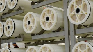 Die Umkehrosmose-Elemente aus dem Sortiment Lewabrane werden am Standort in Bitterfeld produziert und in der Slowakei bei Slovnaft eingesetzt. (Bild: Lanxess/Thorsten Martin)