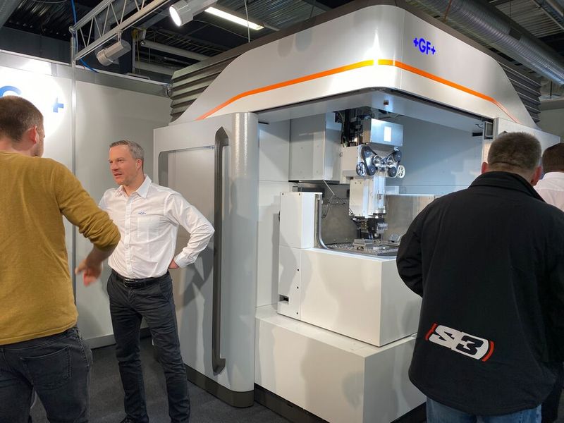 Am Stand von GF Machining Solutions kann man sich Die Drahterodiermaschinen der AgieCharmilles CUT X-Reihe ansehen, die dank neuen Technologien die Arbeitspräzision deutlich erhöhen soll.  (Bild: Anne Richer, SMM)