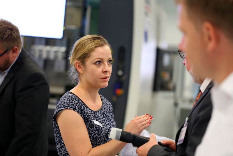 Besucher und Mapal-Entwicklungsexperten an den Fachpressetagen (Matthias Böhm)