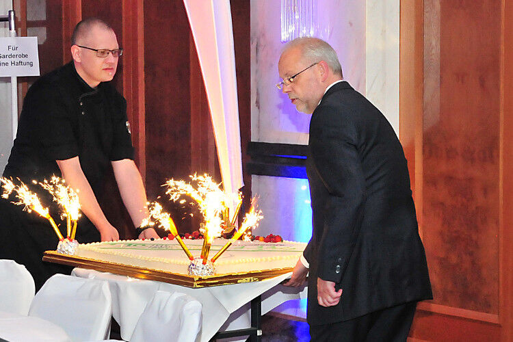 Und dann bekam Birgit Behrens eine ganz besonere Torte ... (Foto: Schmidt)