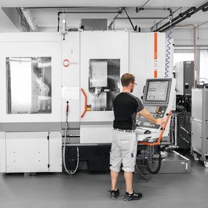 Eines von zwei flexiblen Fertigungszentren auf Basis eines 5-Achs-Bearbeitungszentrums C 12 U mit Werkzeug-Zusatzmagazin ZM 35 und dem Robotersystem RS 05.