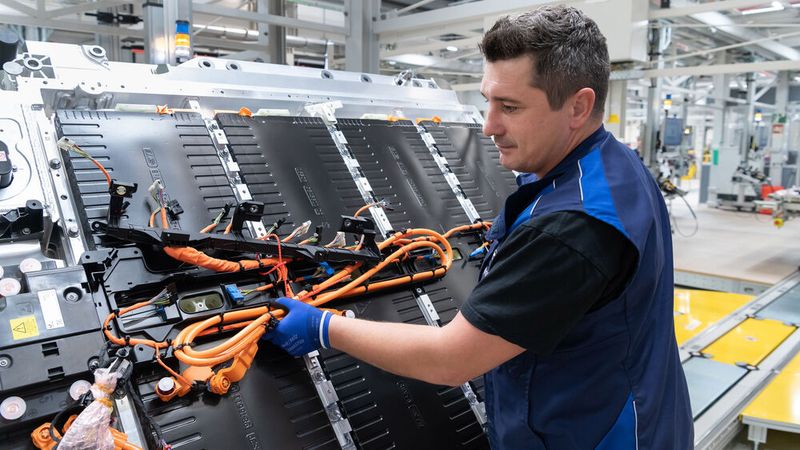 Ein Blick in die Fertigung von Hochvoltbatterien bei BMW am Standort Regensburg.(Bild:  Stefan Hanke/BMW)