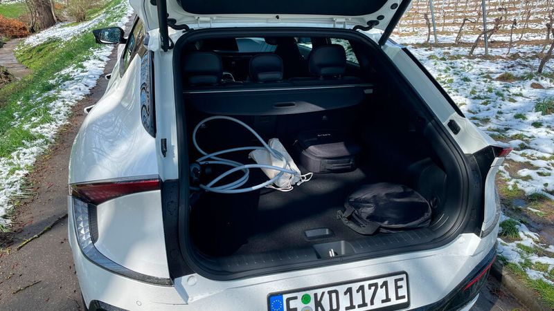 6. Stauraum im Kofferaum: Laut Hersteller passen 490 bis 1.300 Liter rein. Der Kofferraum ist zwar nicht sonderlich hoch, dafür ziemlich tief. Die ebene Ladekante erfreut die Nutzer. Wer Ladeequipment transportiert, sollte dieses lieber besser verstauen als wir, sonst nimmt es doch direkt viel Platz in Anspruch. Unter der Motorhaube gibt es zudem einen 50-Liter-Frunk. (Seyerlein/VCG)