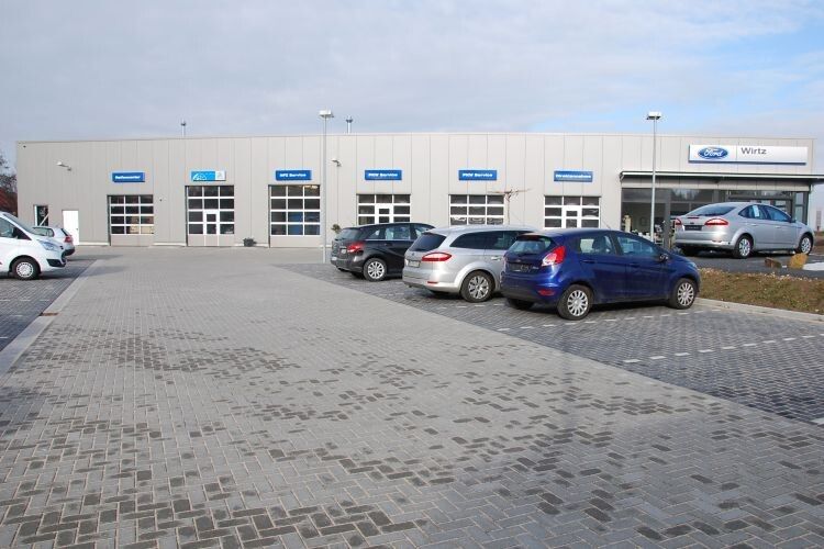 Das Gebäude wurde mit direkt befahrbaren Boxenarbeitsplätzen konzipiert. (Foto: Rubbel)