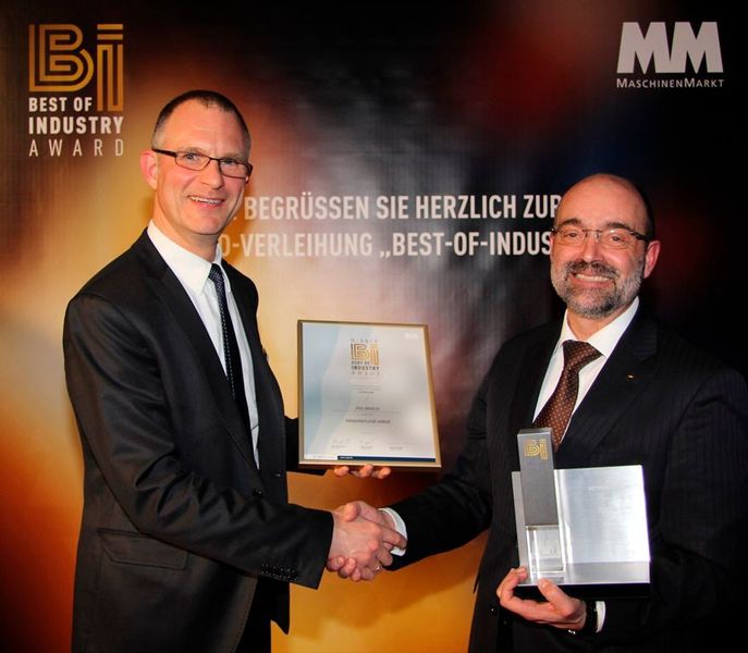 Frank Jablonski, Chefredakteur von „MM Maschinenmarkt“ (links), gratuliert Norbert Schuster, Technikvorstand Ziehl-Abegg, zum Gewinn beim Best of Industry-Award. (Bild: Ziehl-Abegg/Rainer Grill)