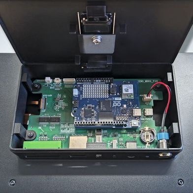 Industriedisplay: mit Carrier Board und aufgestecktem Arduino UNO Q (Bild: Codico)