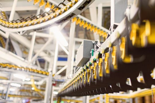Optimierte Produktion: Mit Machine Learning und Big-Data-Analysen reduzieren Unternehmen Ausfallzeiten auf ein Minimum. Optimierte Produktion: Mit Machine Learning und Big-Data-Analysen reduzieren Unternehmen Ausfallzeiten auf ein Minimum.
