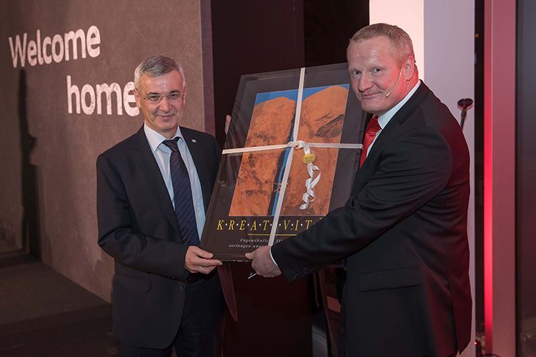 Unter ihnen war auch Landrat Rolf Keil (li.) der dem Geschäftsführer Cornelius Carl zur Eröffnung gratulierte. (Bild: ACC Autocentrum)