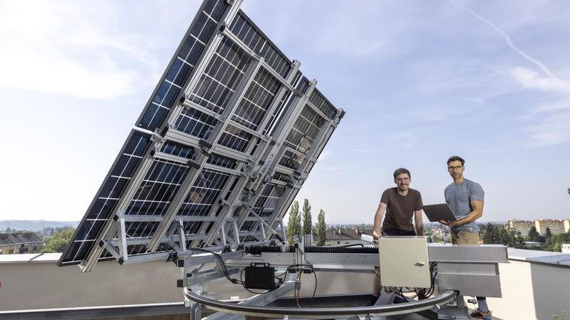 Ein an der TU Graz entwickeltes PV-System steigert durch zweiachsiges Tracking des Sonnenstands die Energieausbeute – insbesondere morgens und abends. Bei Sturm, Hagel oder Schnee faltet es sich zusammen.(Bild:  Lunghammer - TU Graz)